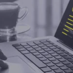 Revenue management e gestione delle recensioni - immagine di una mano che scrive al pc