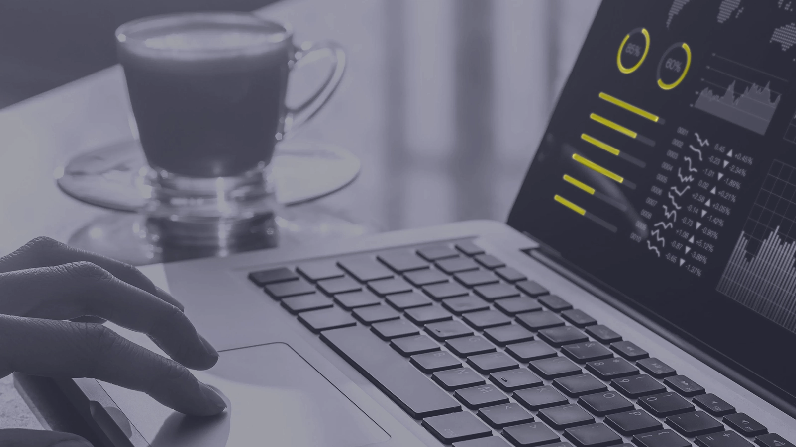 Revenue management e gestione delle recensioni - immagine di una mano che scrive al pc