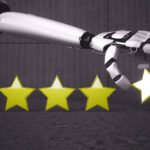 braccio robotico (concetto di AI) che aggiunge una stella ad una recensione