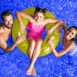 Famiglia, padre, madre e figlia in piscina, vista dall'alto